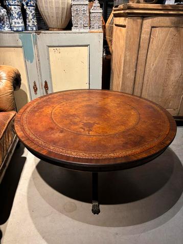 Antieke ronde bijzettafel met ingelegd leer beschikbaar voor biedingen