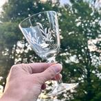 Vintage wijnglaasjes gegraveerde blaadjes takjes dun glas, Ophalen of Verzenden, Gebruikt, Overige typen