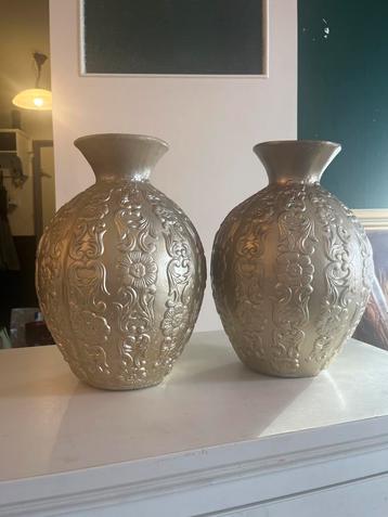 Decoratieve vaas, goud gespoten beschikbaar voor biedingen