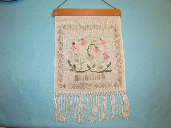 Vintage wandhanger borduurwerk op linnen Småland Zweden, Antiek en Kunst, Curiosa en Brocante, Ophalen of Verzenden