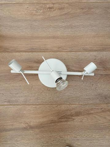 Witte plafondlamp met 3 spots van IKEA beschikbaar voor biedingen