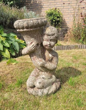 Tuinbeeld van kindje met plantenbak beschikbaar voor biedingen