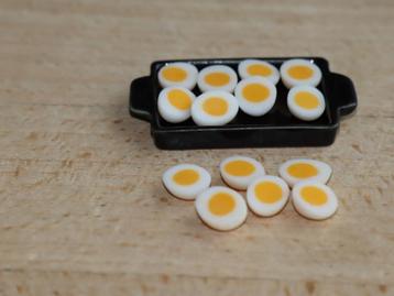 Hard gekookte halve eitjes en spiegeleitjes beschikbaar voor biedingen