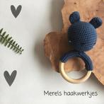 Handgemaakte rammelaar beer op bijtring, Ophalen of Verzenden, Nieuw, Kraamcadeau