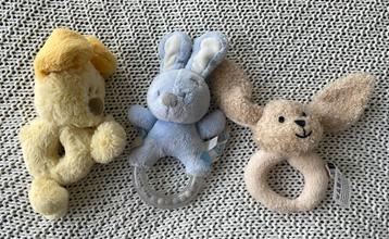 Baby rammelaar knuffel beschikbaar voor biedingen