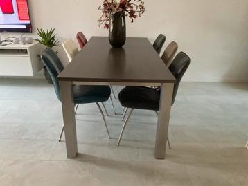 Moderne Eettafel beschikbaar voor biedingen