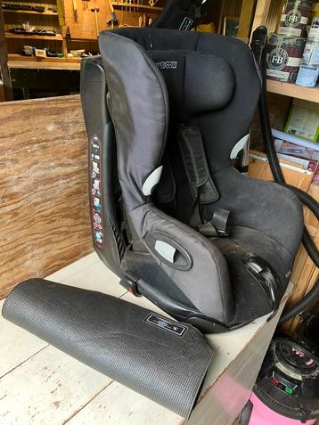 Maxi cosi axiss draaibaar met beschermkleedje voor de auto beschikbaar voor biedingen
