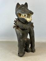 260166 Afrikaans Fetisch Bakongo Nkisi Nkondi sitting dog, Antiek en Kunst, Ophalen of Verzenden