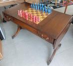 Antieke houten schaaktafel met gekleurde schaakstukken, Ophalen