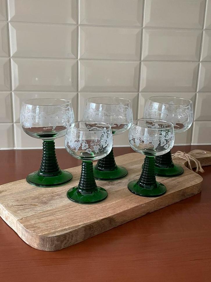 5 vintage wijnglazen met groene voet, Antiek en Kunst, Antiek | Glas en Kristal, Ophalen of Verzenden