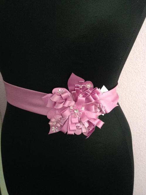 Nieuwe bloem riem met bling Fuchia kleur, Kleding | Dames, Trouwkleding en Trouwaccessoires, Nieuw, Accessoires, Roze, Ophalen of Verzenden