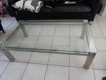 Fraaie salontafel met glazen blad beschikbaar voor biedingen