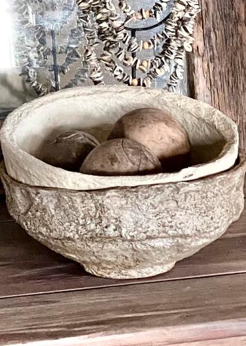 Papier mache schalen sober landelijk beschikbaar voor biedingen
