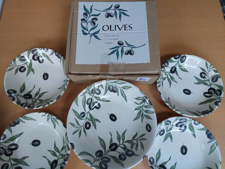 5-delige schalen set met olijf motief. Merk Claytan., Huis en Inrichting, Keuken | Servies, Nieuw, Schaal of Schalen, Overige stijlen