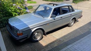 Volvo 240 sedan open dak in onderdelen. Is nog nog heel goed beschikbaar voor biedingen
