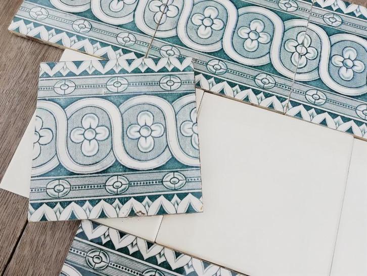 11 antieke randtegels, wit/donkergroen 15x15cm, Antiek en Kunst, Antiek | Wandborden en Tegels, Ophalen