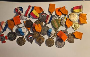 Lot van 22 draagpenningen met lint! beschikbaar voor biedingen