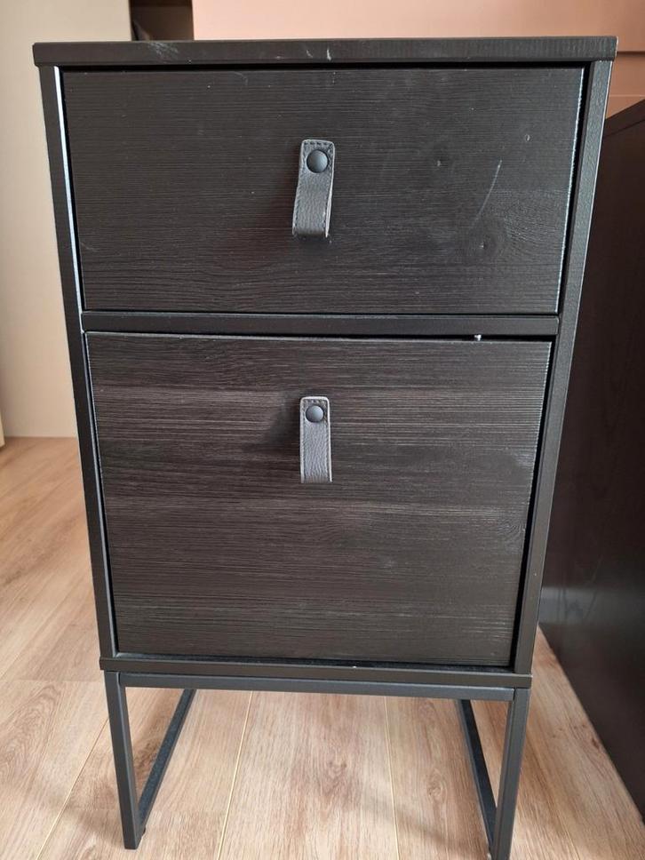 WOOOD Zola nachtkastje met lade en deur grenen zwart, Huis en Inrichting, Slaapkamer | Nachtkastjes, Zo goed als nieuw, 70 cm of meer