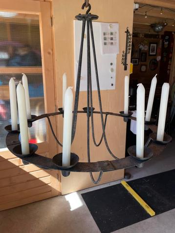 Hangende metalen kandelaar kroonluchter voor kaarsen beschikbaar voor biedingen