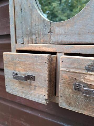 brocante  antiek houten kastje met een ovale spiegel en twee beschikbaar voor biedingen