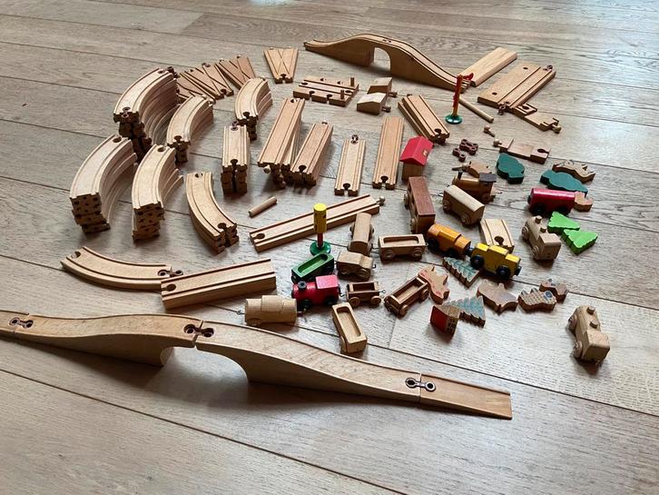 Houten treinbaan oud maar goed past op brio en ikea, Kinderen en Baby's, Speelgoed | Houten speelgoed, Gebruikt, Overige typen