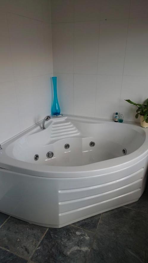 hoekbad met bubbels, Huis en Inrichting, Badkamer | Complete badkamers, Gebruikt, Ophalen