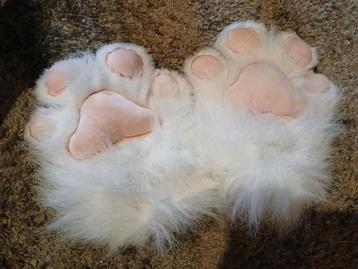 Fursuit paws wit beschikbaar voor biedingen