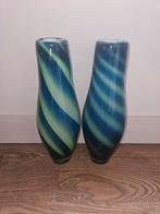 Twee glazen vazen met blauw/groene strepen, Ophalen of Verzenden, Zo goed als nieuw, Blauw, Glas