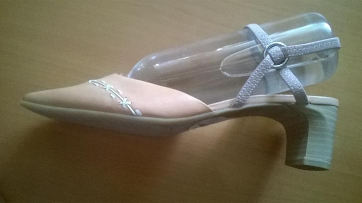 Nieuwe slingbacks, beige-licht caramel-kleur, maat 38, Kleding | Dames, Schoenen, Nieuw, Sandalen of Muiltjes, Beige, Ophalen of Verzenden