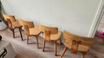 Vintage schoolstoeltjes, kinderstoeltje beschikbaar voor biedingen