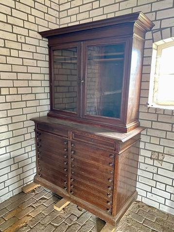 Antieke houten kast beschikbaar voor biedingen
