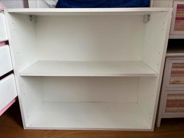Open (boeken)kast wit beschikbaar voor biedingen