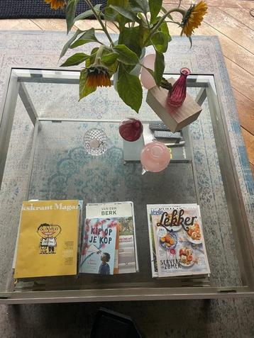 Salontafel glas met mat chromen rand beschikbaar voor biedingen