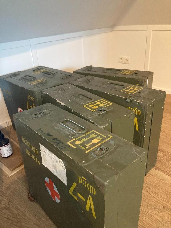 6 (zes) militaire kisten medisch munitiekisten, Verzamelen, Militaria | Algemeen, Landmacht, Kist of Geocache, Nederland, Ophalen