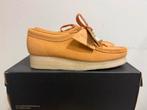 Te koop nieuwe Clarks Wallabee Pale Peach Suede, Kleding | Dames, Nieuw, Ophalen of Verzenden, 123@home.nl, Clarks