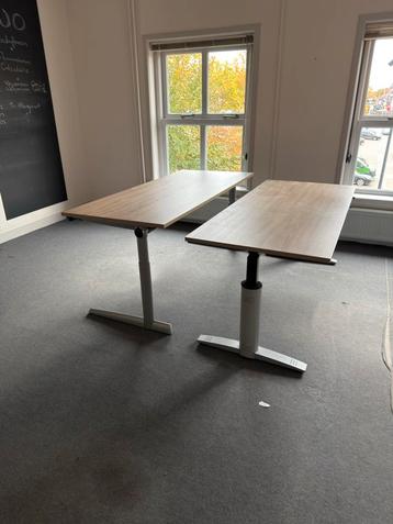 3 Verstelbare Bureaus 80x180cm (moet ZSM weg) beschikbaar voor biedingen