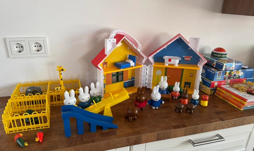 Nijntje speelhuis figuren poppetjes boekjes puzzels, Ophalen of Verzenden, Zo goed als nieuw