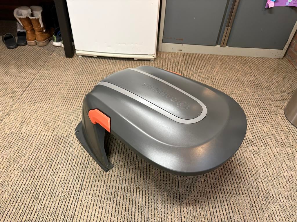 Gardena garage afdak robotmaaier, Ophalen of Verzenden, Zo goed als nieuw