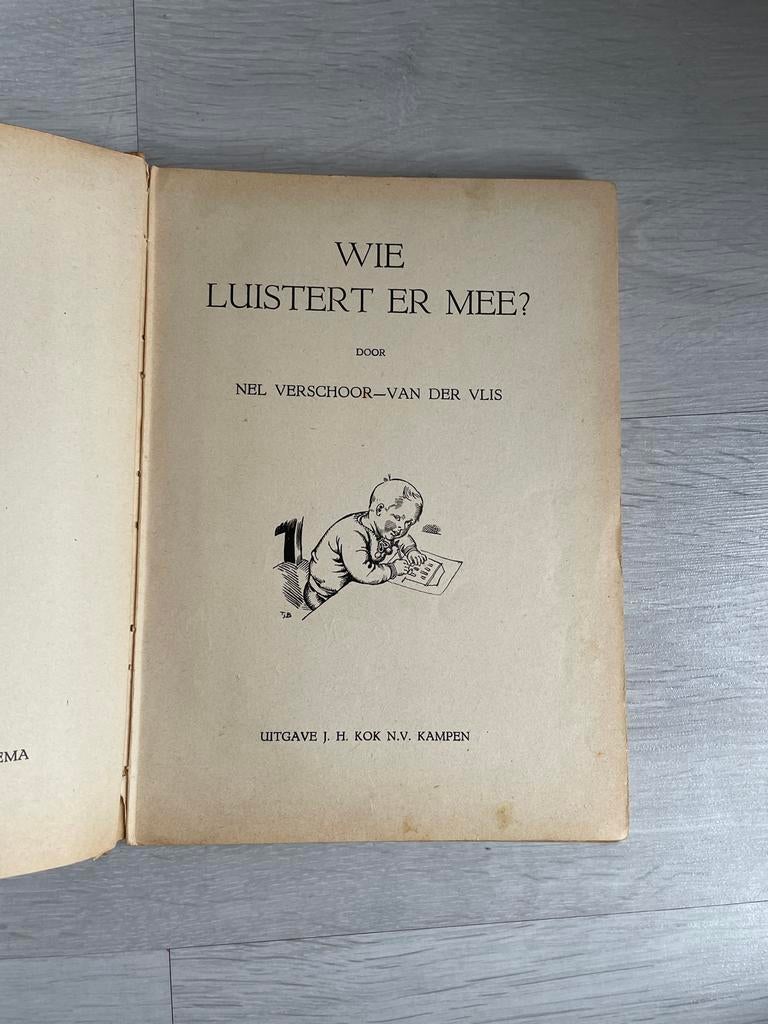 Wie luistert er mee? - Nel Verschoor-Van der Vlis, Ophalen of Verzenden, Gelezen, Fictie algemeen