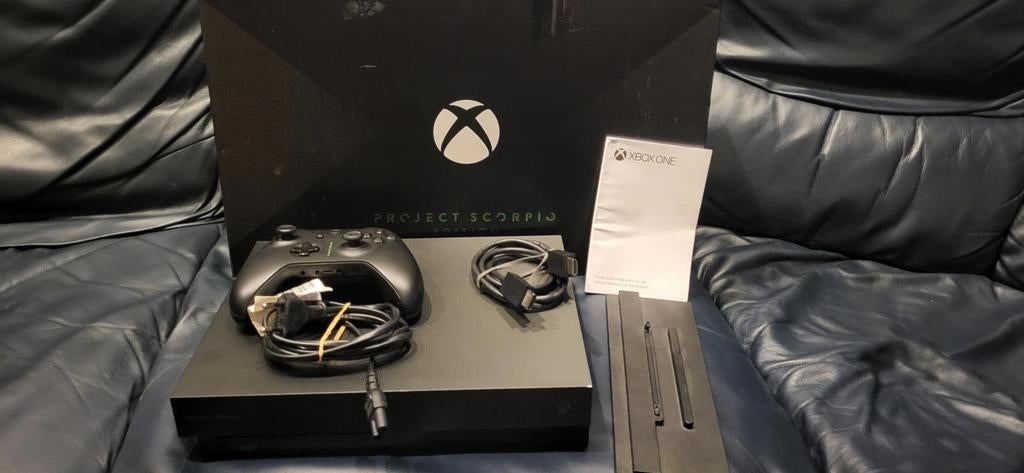 Xbox one x project scorpio, Spelcomputers en Games, Spelcomputers | Xbox One, Zo goed als nieuw, Xbox One X, 1 TB, Met 1 controller