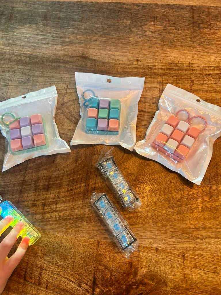Fidget Toy Sleutelhanger - Clicker & LED - Stress Reliever, Verzamelen, Sleutelhangers, Verzenden, Nieuw