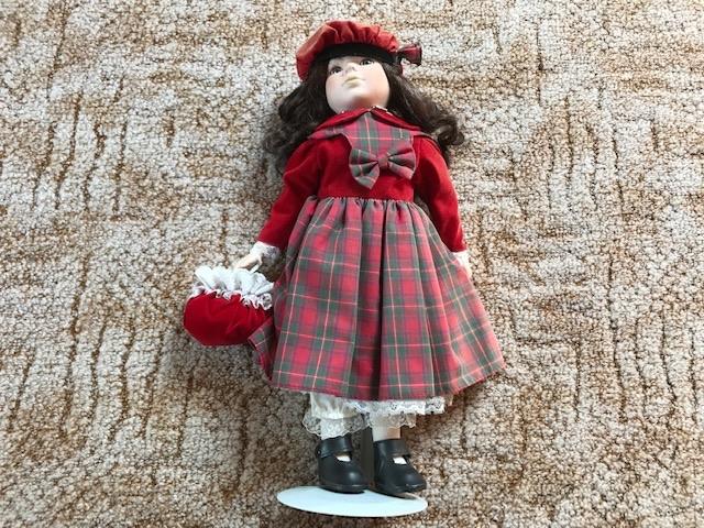 Pop 41 cm op standaard.kleren en de muts zijn door de zon, Ophalen of Verzenden, Gebruikt, Babypop