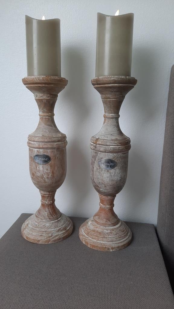 Set van 2 Riverdale houten kandelaars met LED kaarsen, Huis en Inrichting, Woonaccessoires | Kandelaars en Kaarsen, Crème, 25 tot 50 cm