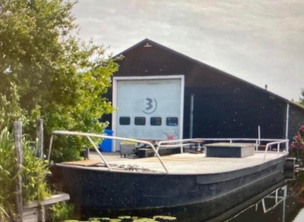 Ligplek gezocht voor varend ponton (14m x 3.8m)