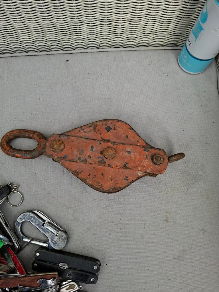 Oude roestige katrol - Vintage hijsgereedschap, Ophalen of Verzenden