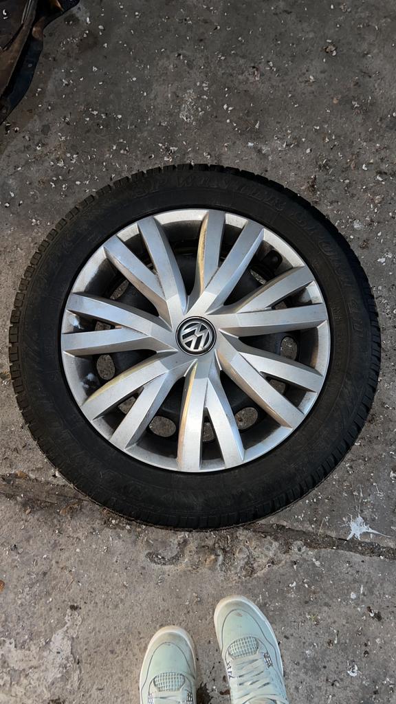 16 inch 5x112 wielen met Volkswagen wieldoppen, Auto diversen, Wieldoppen, Ophalen, Zo goed als nieuw