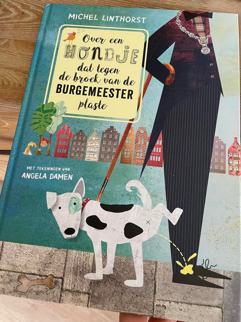 Over een hondje dat tegen de broek van de burgemeester plast, Ophalen of Verzenden, Gelezen, Fictie algemeen