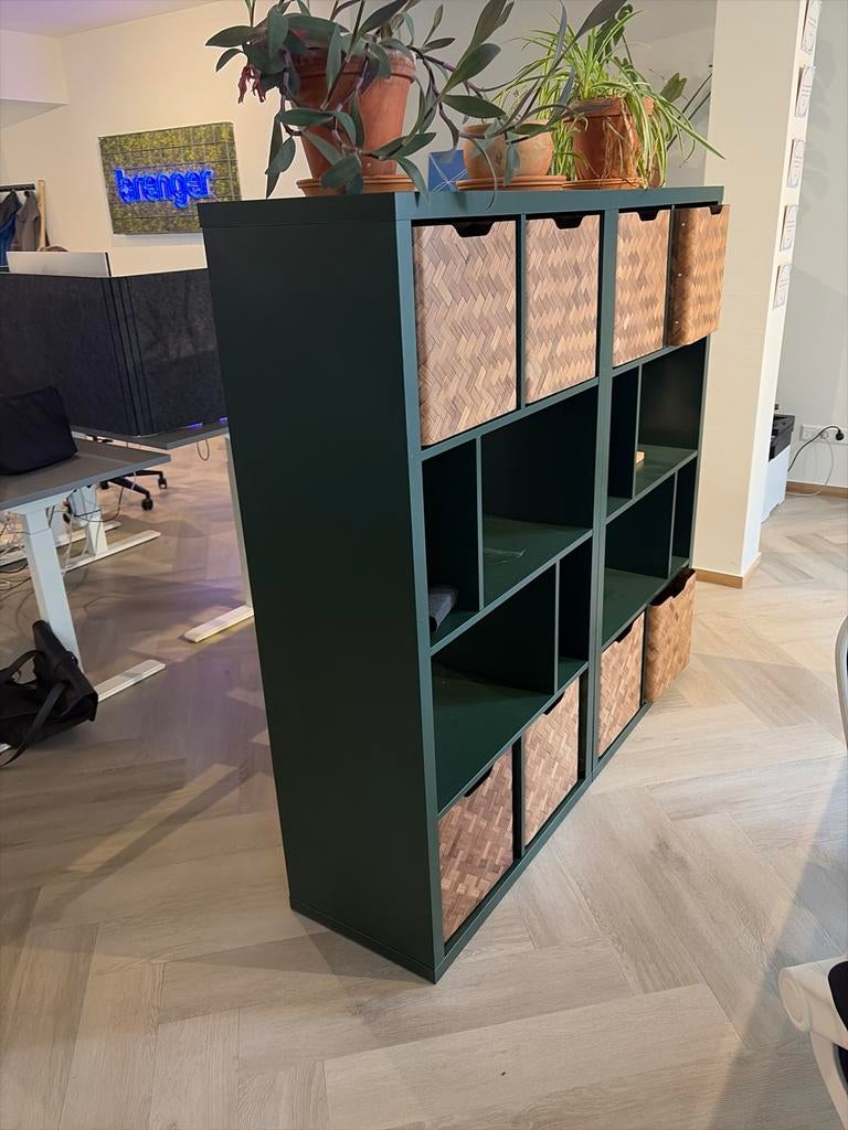 Donkergroene vakkenkast met rieten manden, Met plank(en), 100 tot 150 cm, Ophalen of Verzenden, Zo goed als nieuw