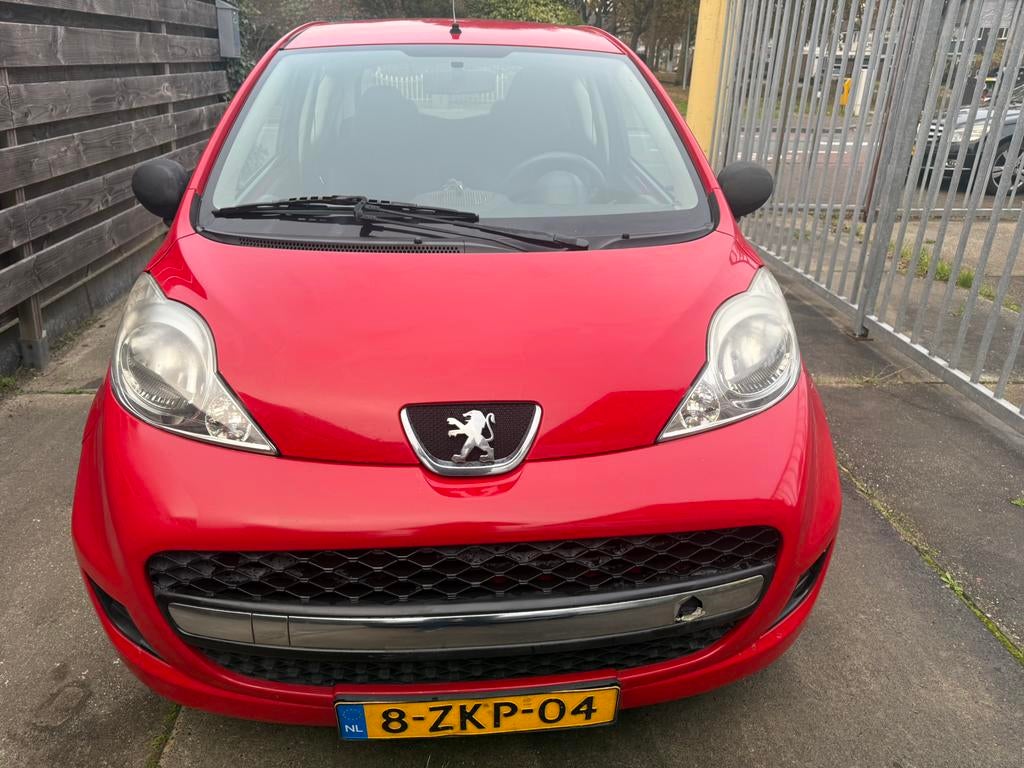 Peugeot 107 1.0 12V 3DR 2009 Rood, Auto's, Peugeot, Voorwielaandrijving, 4 stoelen, 68 pk, Bedrijf