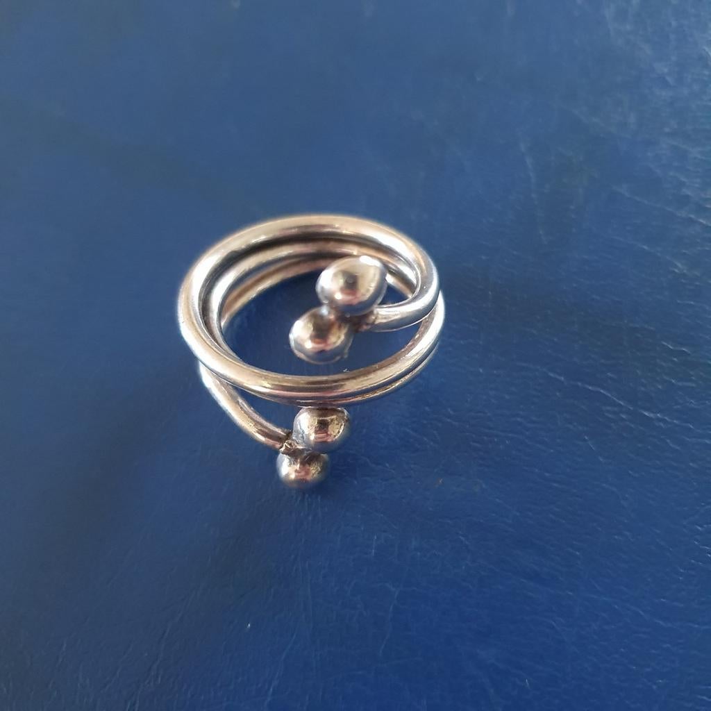 Zilveren ring met spiraal en bolletjes, Ophalen of Verzenden, Zilver, Zilver, Dame